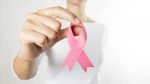 cinta de color rosada símbolo contra el cáncer