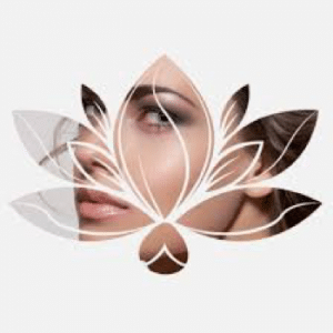 rostro de una mujer reflejado en un logo