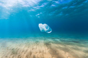 Bolsa plástica en el mar como símbolo de contaminación ambiental