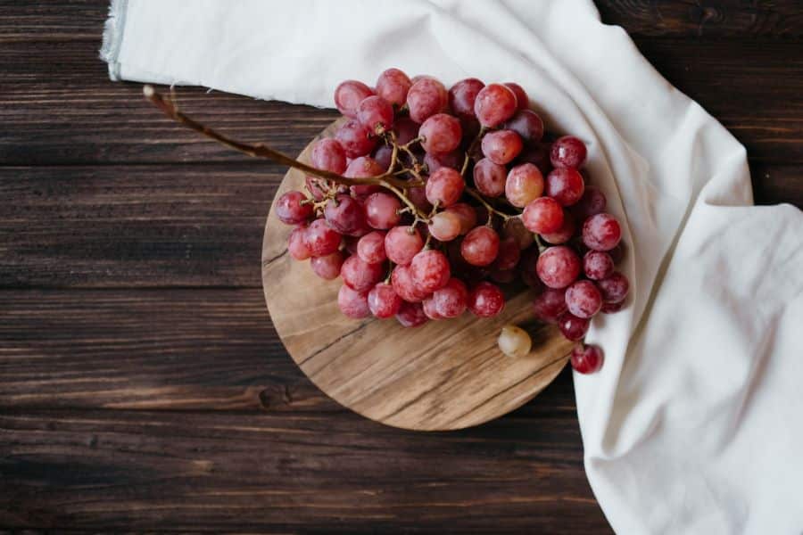 tabla con uvas