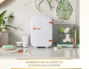 Mini nevera cosmética con productos ecológicos sobre tocador