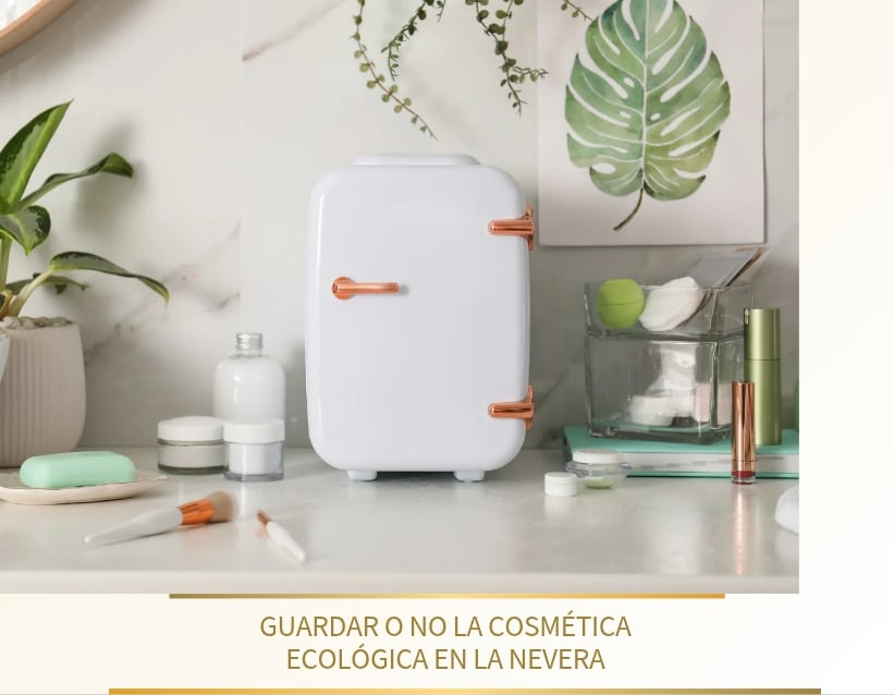 Mini nevera cosmética con productos ecológicos sobre tocador