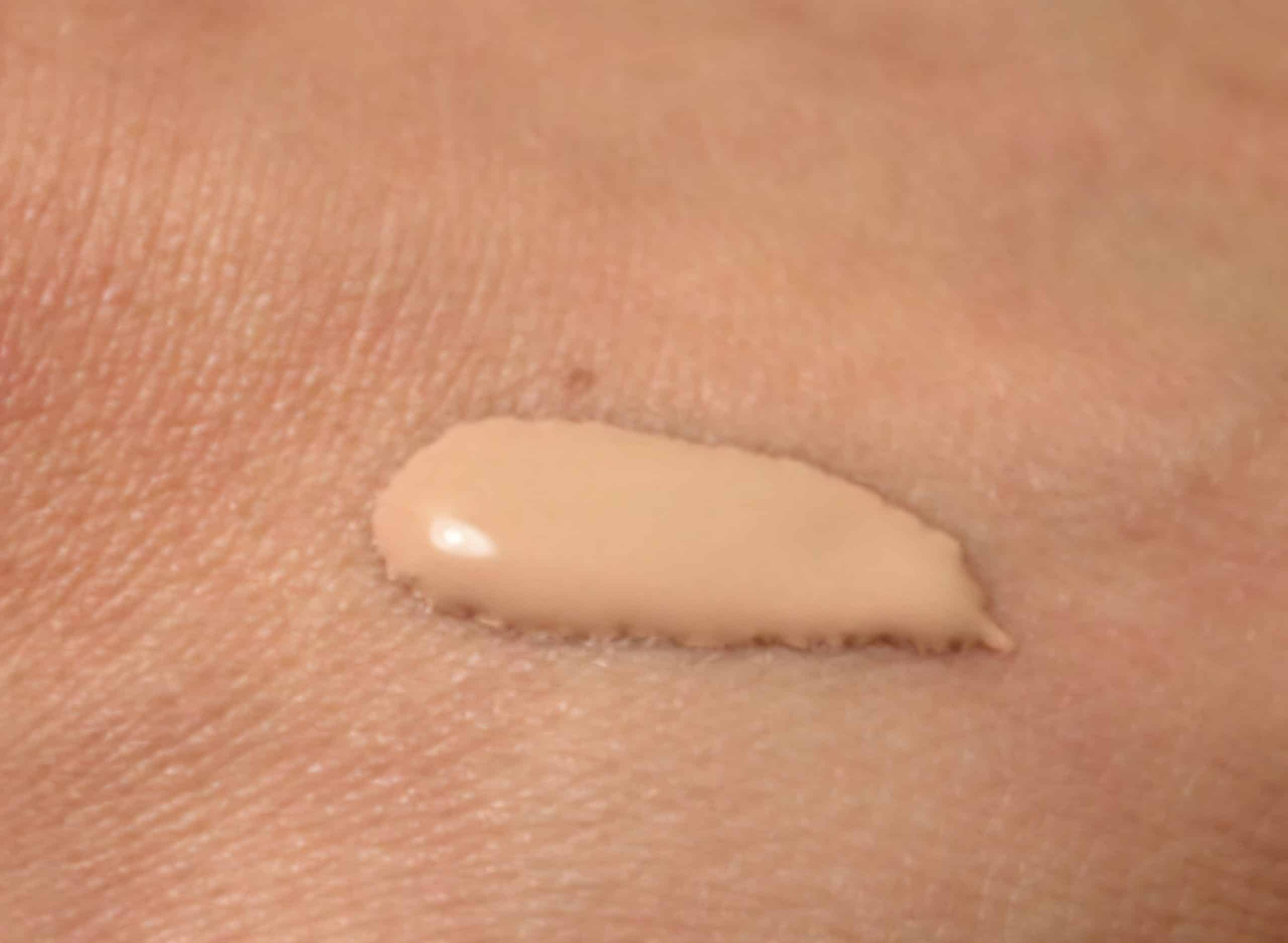 Textura de una crema sobre la piel, ilustrando el papel del peso molecular en la absorción cosmética.