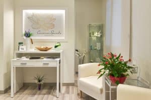 Recepción de la clínica Carmen Secrets en Barcelona, espacio de bienvenida de la cosmetóloga