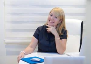 Cosmetóloga en Barcelona en su despacho de Carmen Secrets