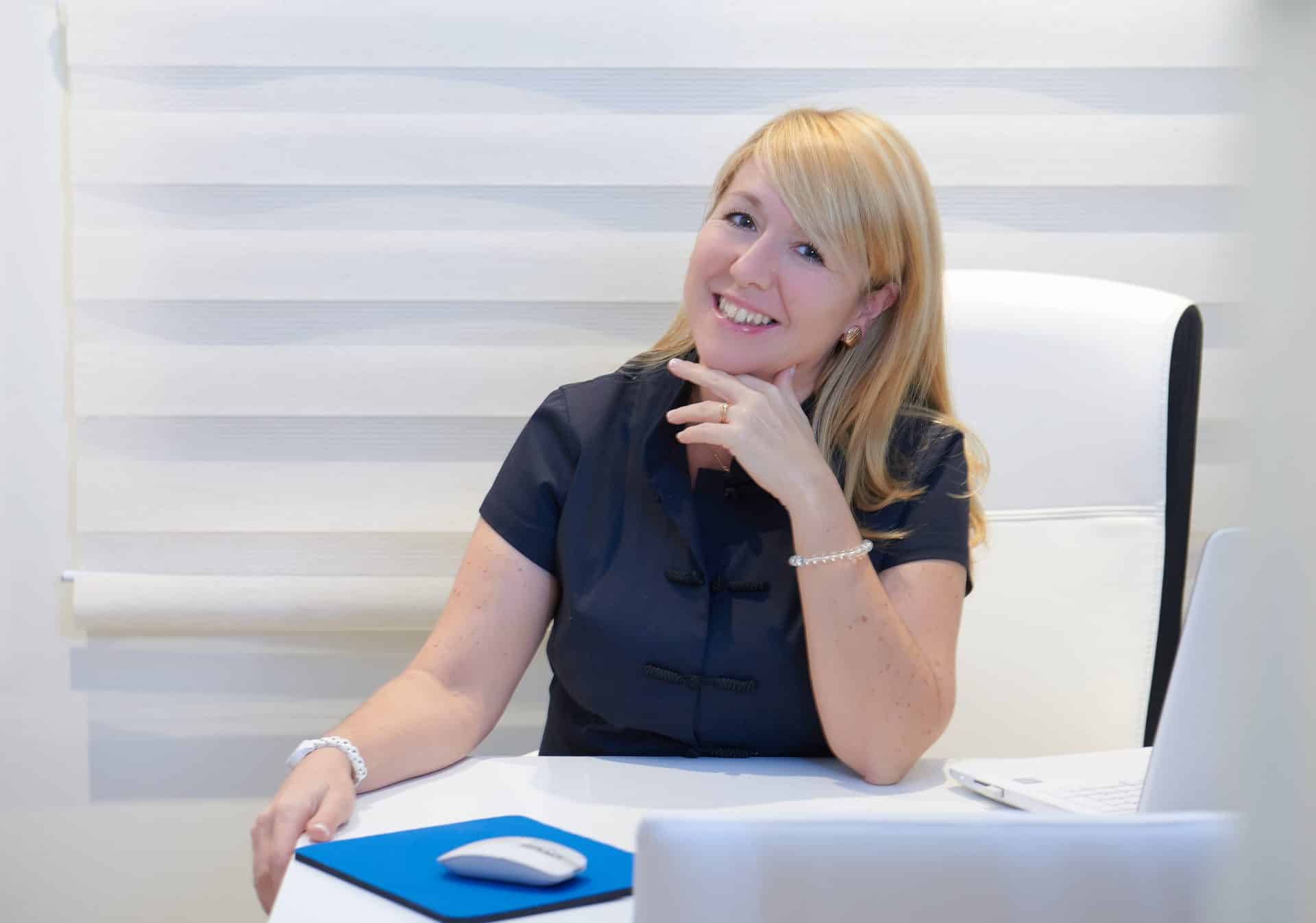 Cosmetóloga en Barcelona en su despacho de Carmen Secrets