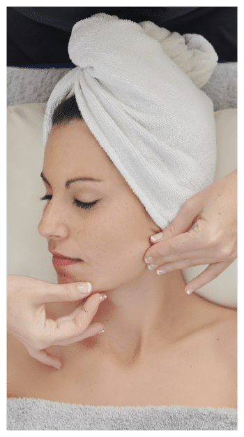 Mujer recibiendo un tratamiento facial profesional como parte de su rutina nocturna facial.