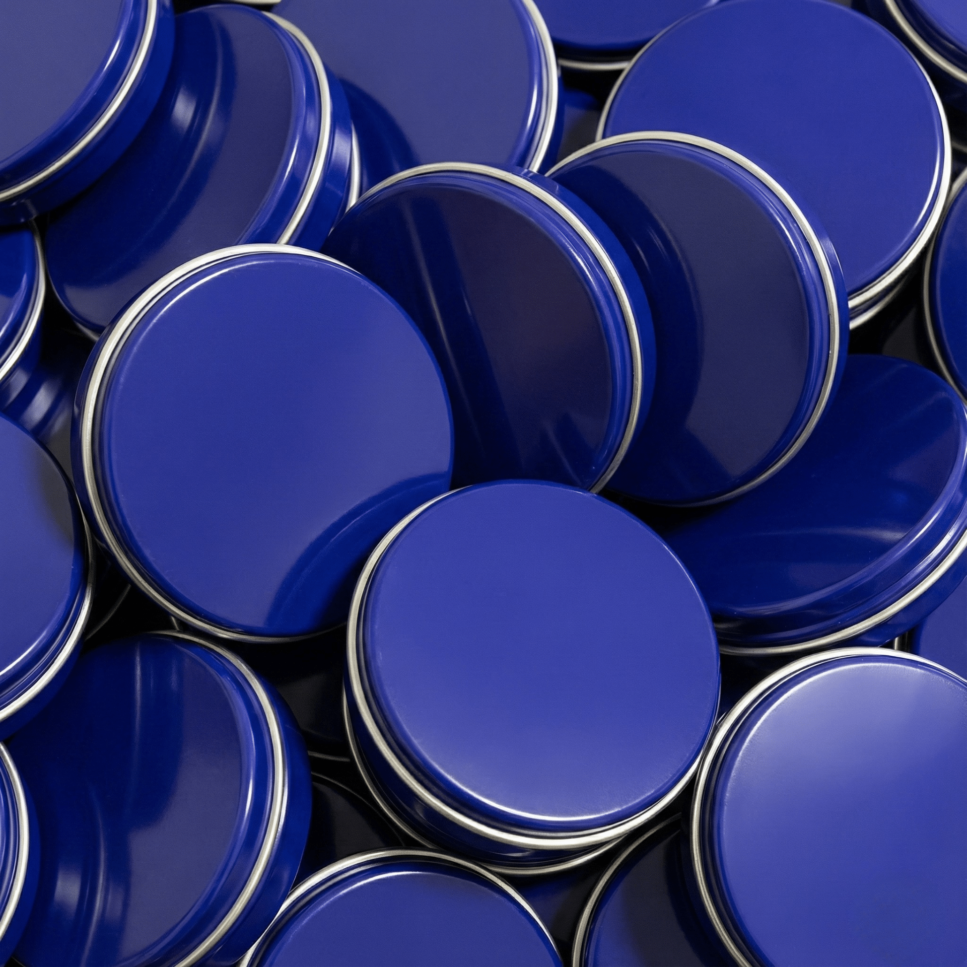 Varias latas metálicas azules de crema hidratante utilizadas para ilustrar un artículo de un centro de estética ecológica en Barcelona sobre cosmética convencional.